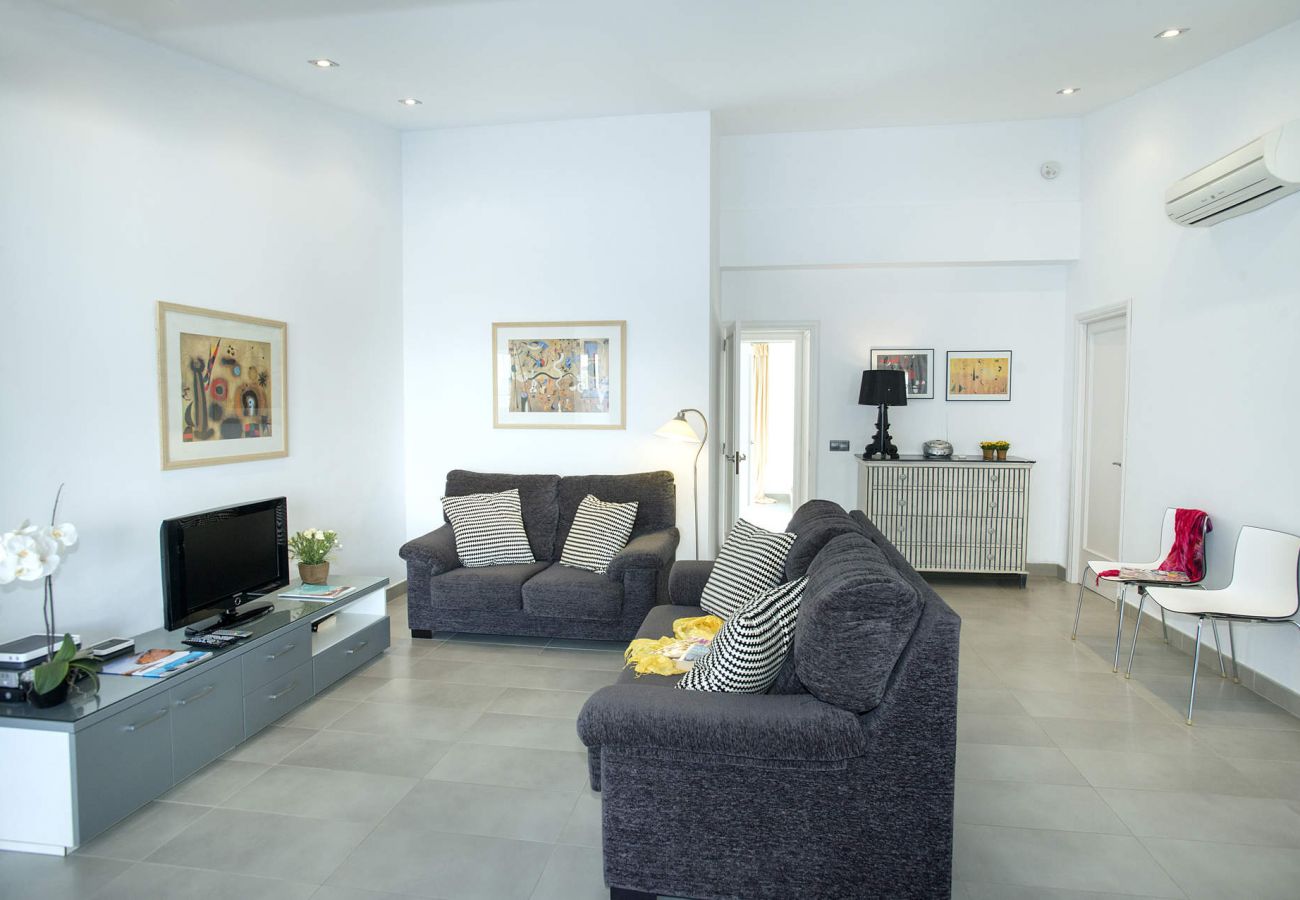 In Pollensa village, private pool, ping-pong for 4 persons